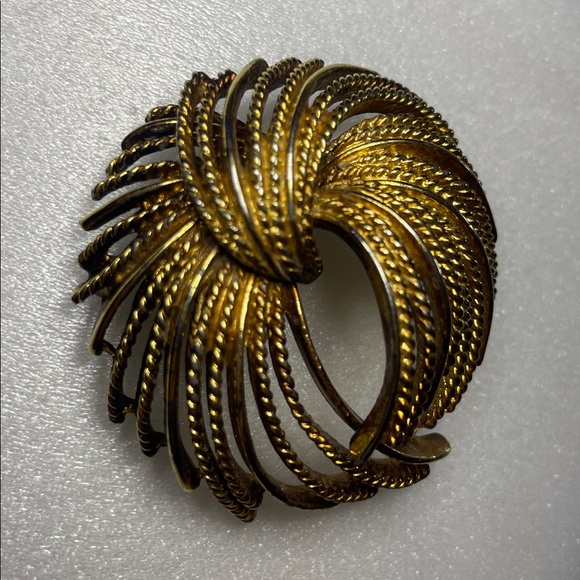 Vintage Monet Signed 1960s Cordelia Gold Tone Swirl Rope-Textured Brooch - Picture 4 of 5